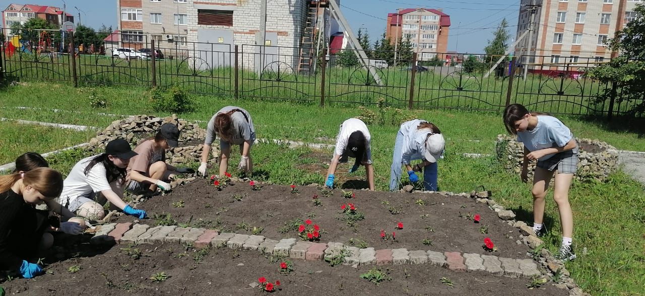 Нурлатские школьники получают первый трудовой опыт