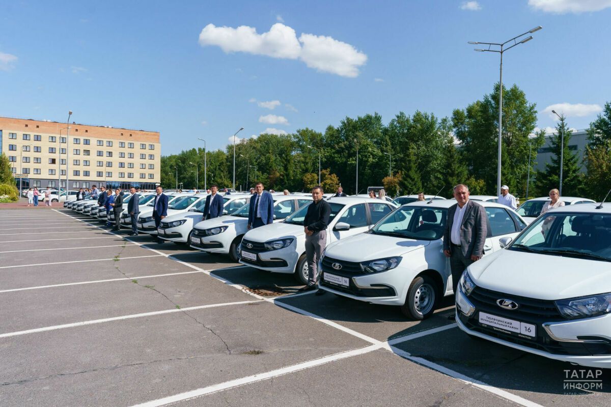 Вице-премьер РТ вручила ключи от 45 Lada Granta спортивным отделам муниципалитетов