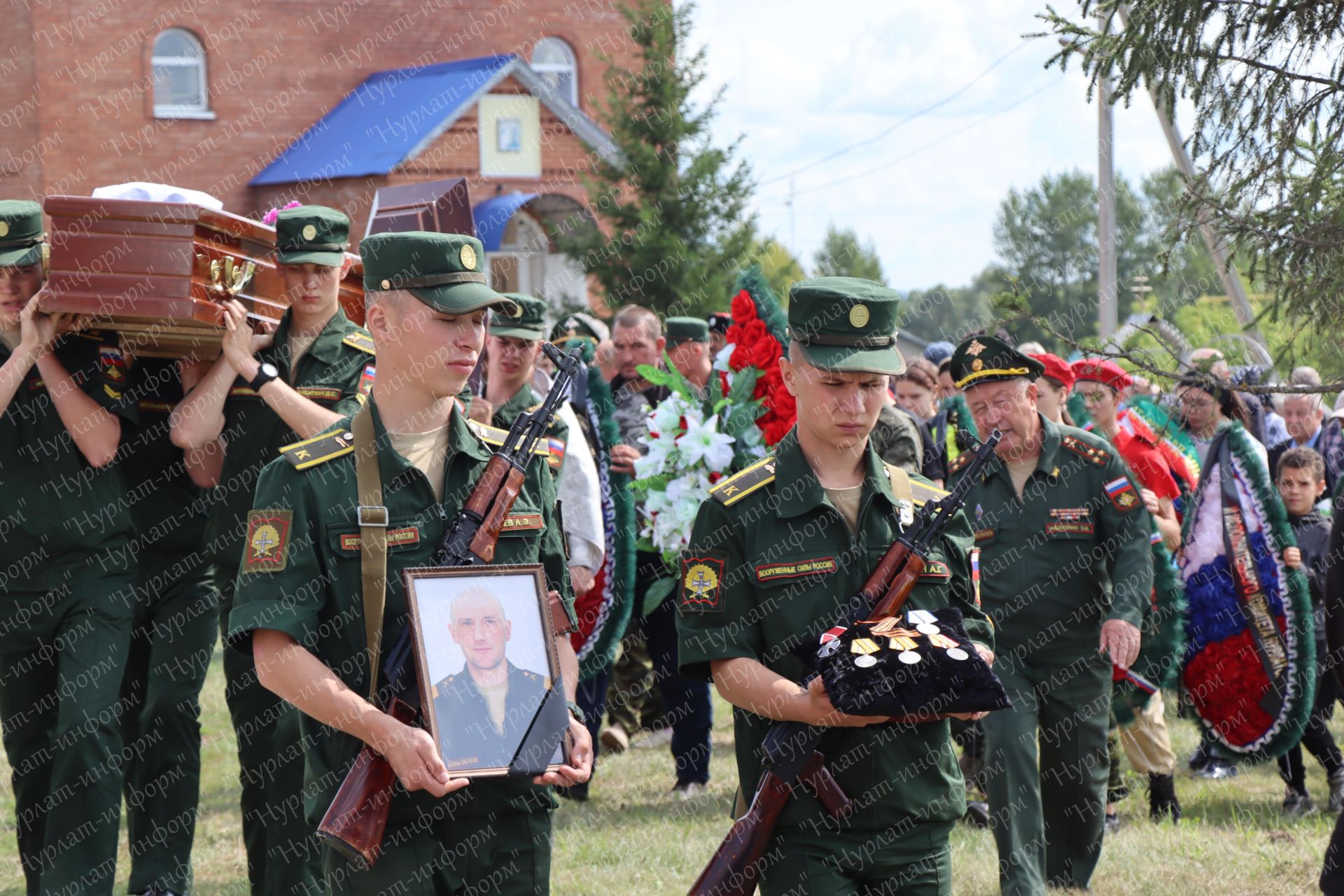 В Нурлатском районе простились с участником СВО