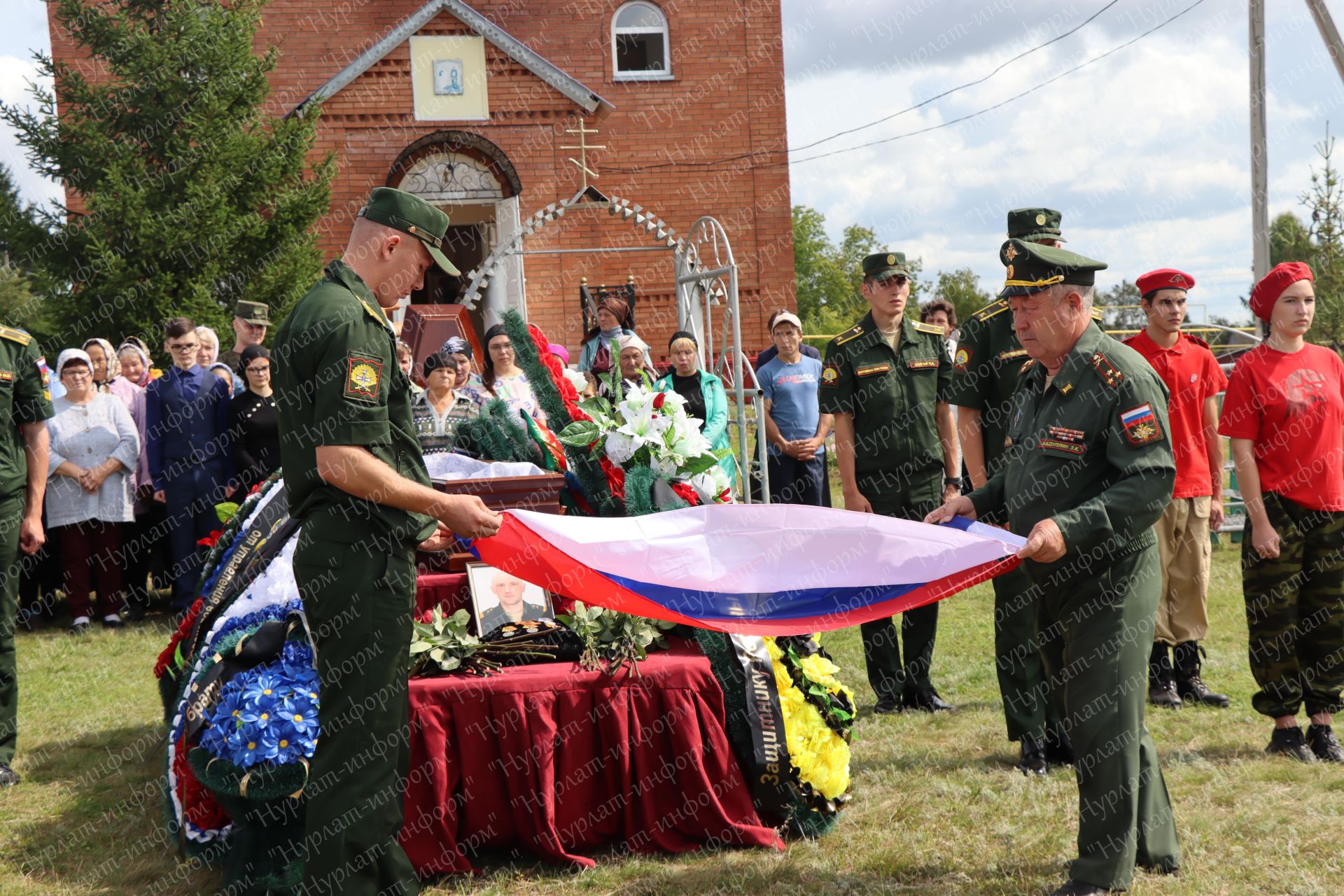 В Нурлатском районе простились с участником СВО