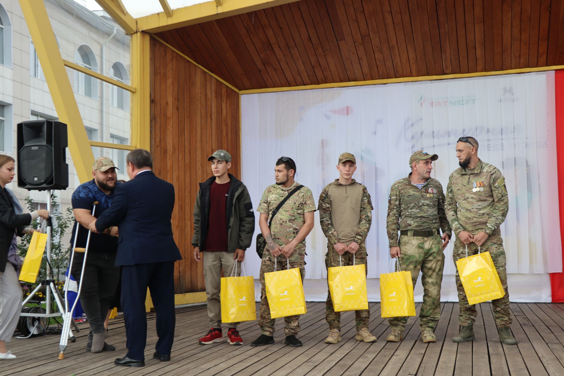 На Центральной площади Нурлата проходят праздничные мероприятия, посвященные Дню флага России