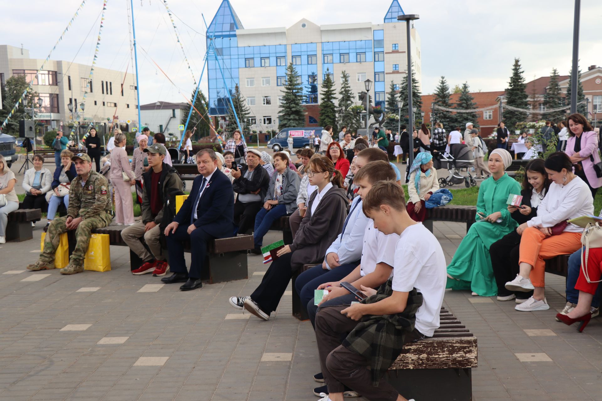 На Центральной площади Нурлата проходят праздничные мероприятия, посвященные Дню флага России