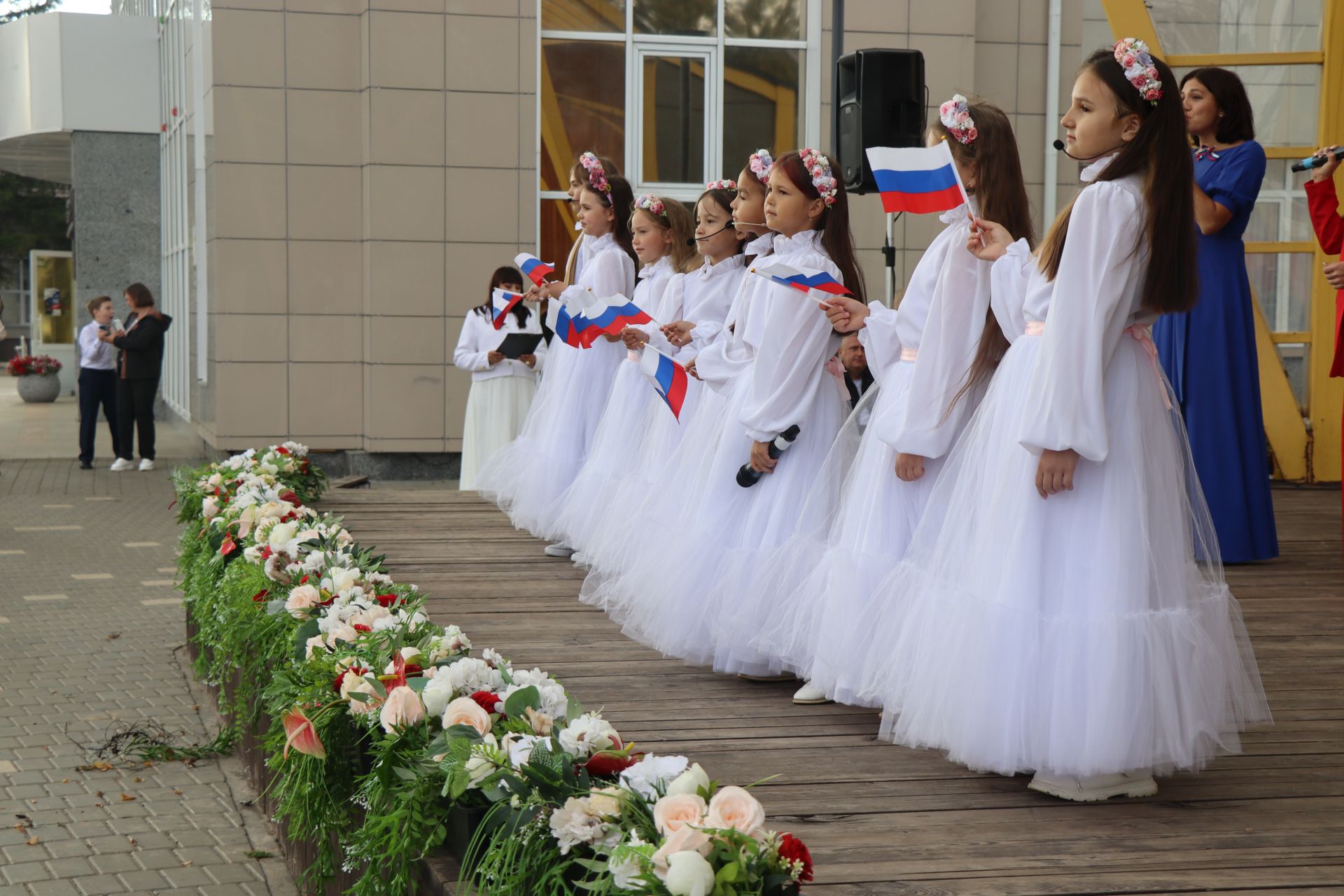 На Центральной площади Нурлата проходят праздничные мероприятия, посвященные Дню флага России