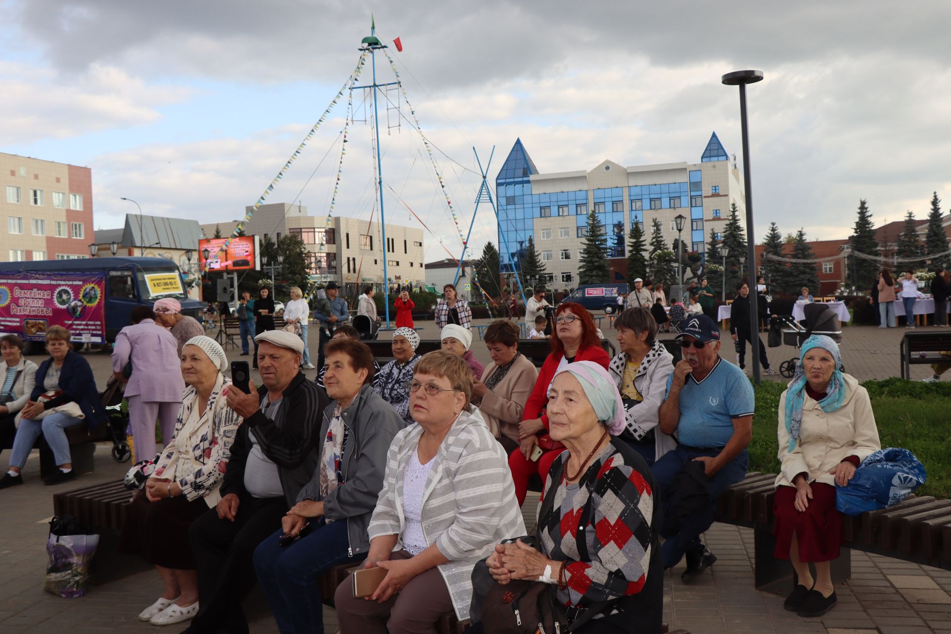 На Центральной площади Нурлата проходят праздничные мероприятия, посвященные Дню флага России