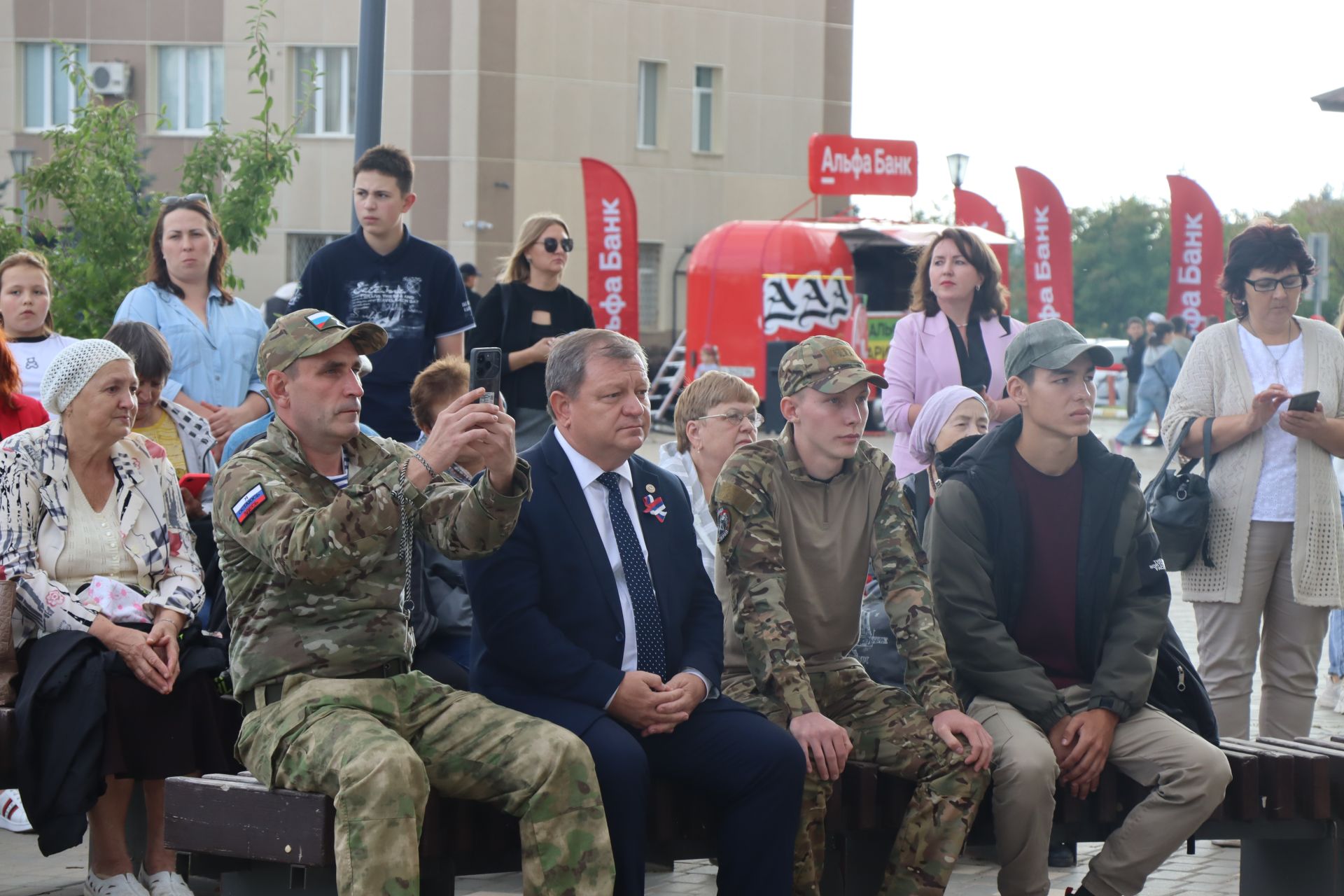 На Центральной площади Нурлата проходят праздничные мероприятия, посвященные Дню флага России