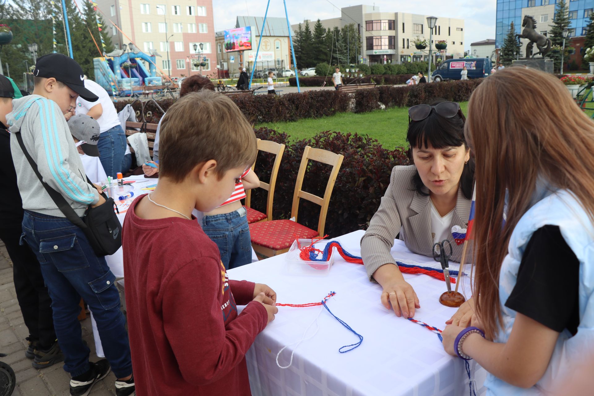 На Центральной площади Нурлата проходят праздничные мероприятия, посвященные Дню флага России