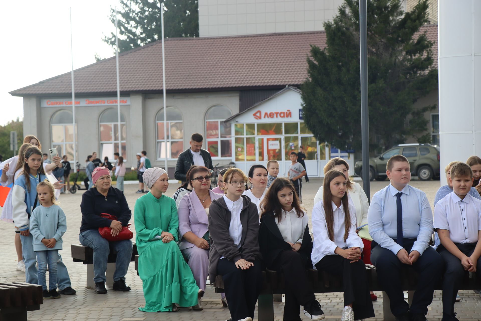 На Центральной площади Нурлата проходят праздничные мероприятия, посвященные Дню флага России