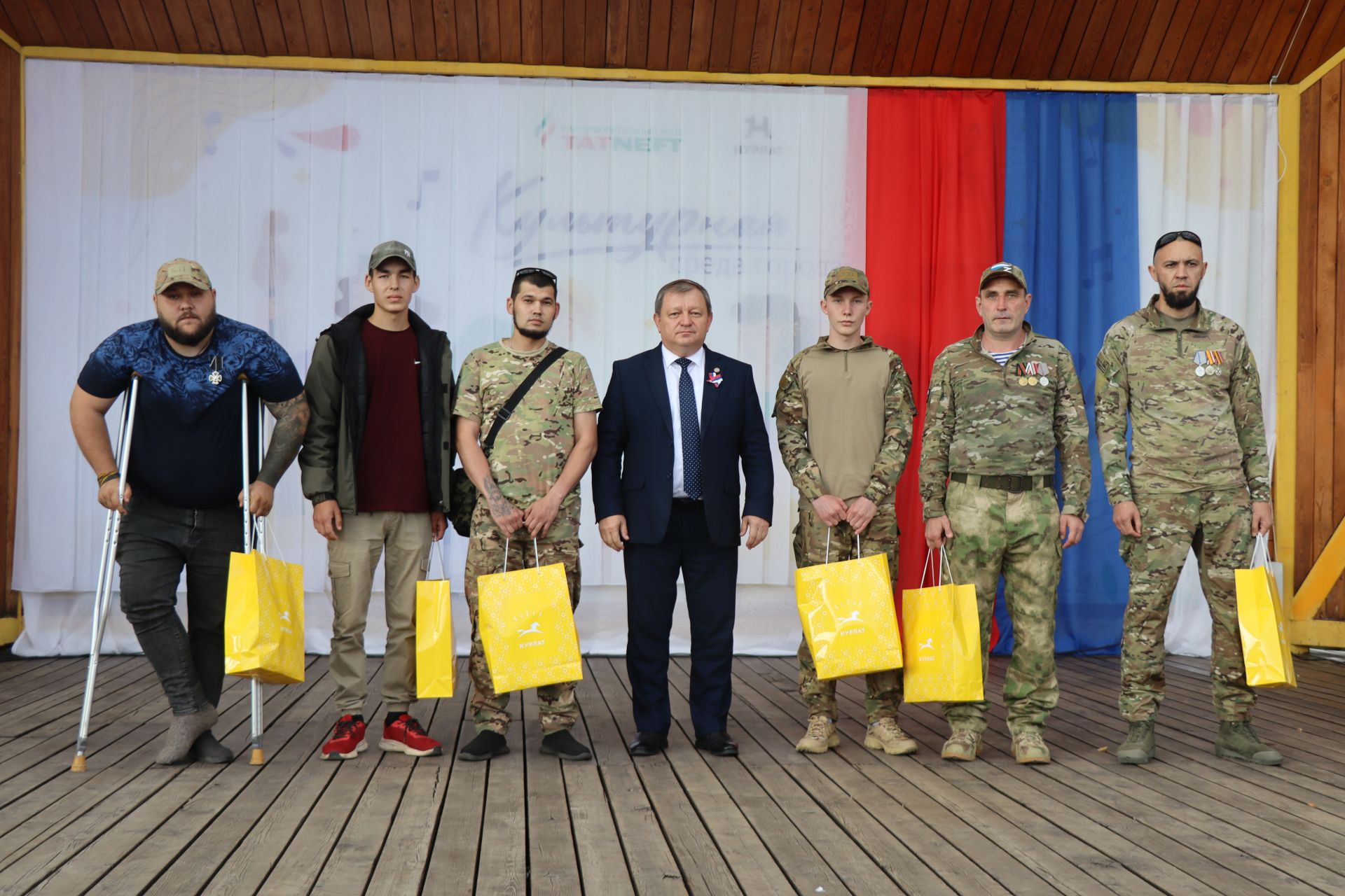 На Центральной площади Нурлата проходят праздничные мероприятия, посвященные Дню флага России