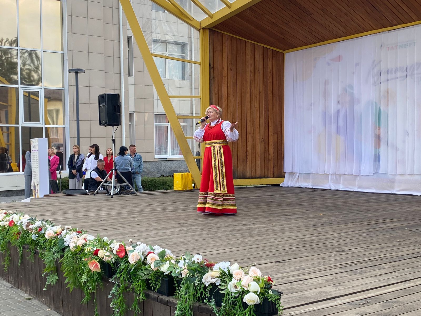 На Центральной площади Нурлата проходят праздничные мероприятия, посвященные Дню флага России