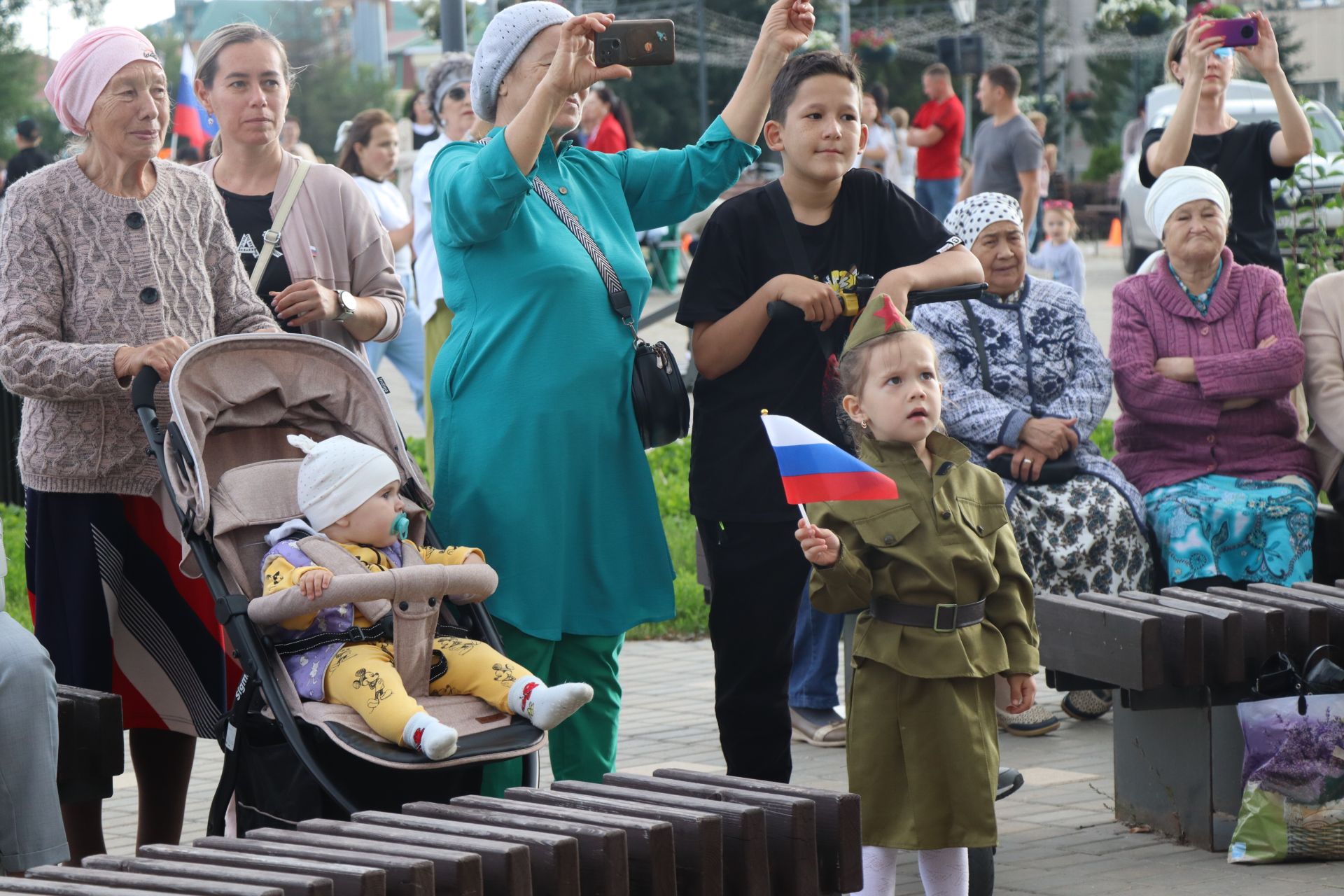 На Центральной площади Нурлата проходят праздничные мероприятия, посвященные Дню флага России