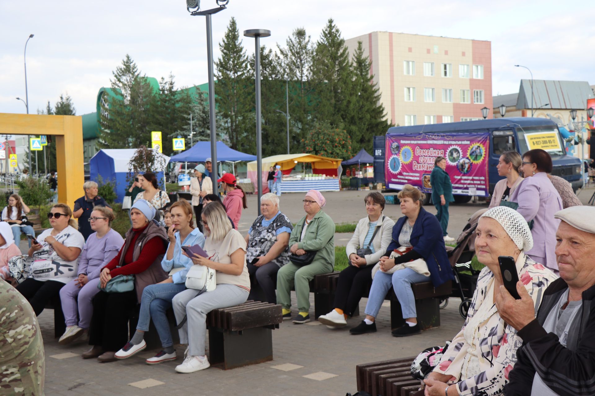 На Центральной площади Нурлата проходят праздничные мероприятия, посвященные Дню флага России