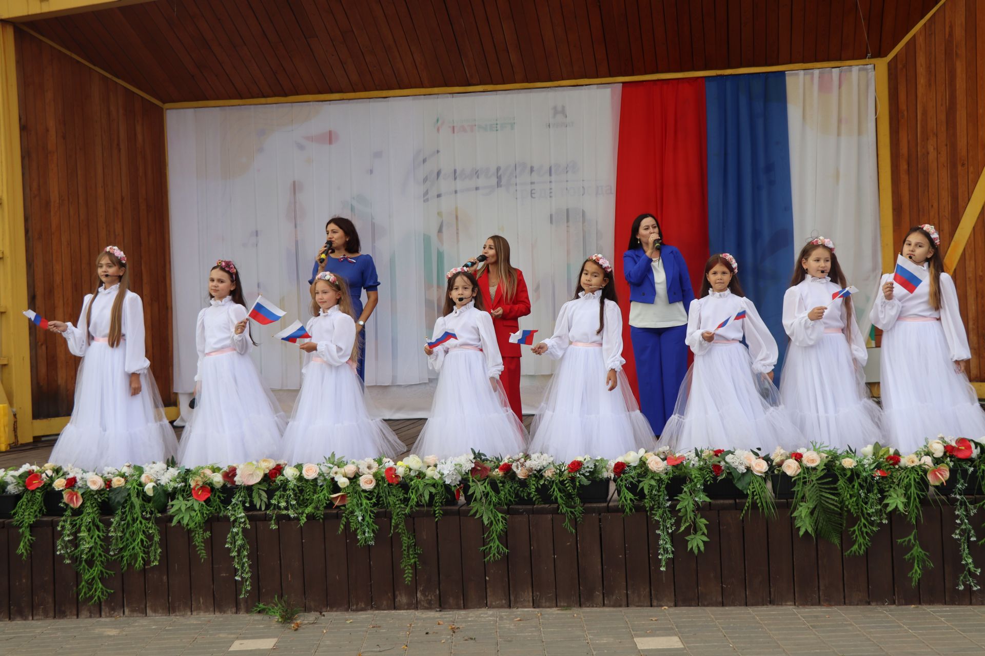 На Центральной площади Нурлата проходят праздничные мероприятия, посвященные Дню флага России