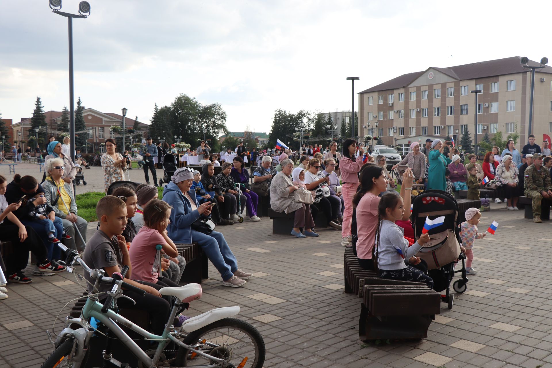 На Центральной площади Нурлата проходят праздничные мероприятия, посвященные Дню флага России