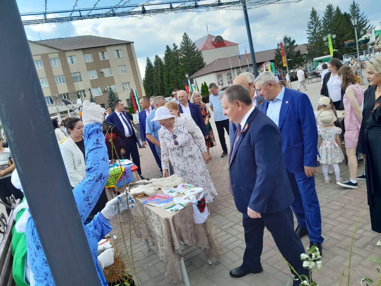 Члены клуба «Рукодельница» провели мастер-класс на центральной площади Нурлата