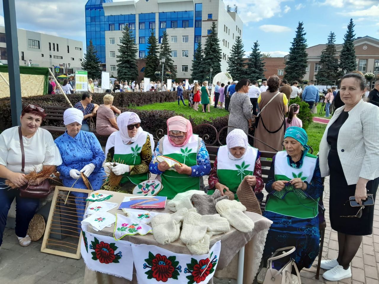 Члены клуба «Рукодельница» провели мастер-класс на центральной площади Нурлата