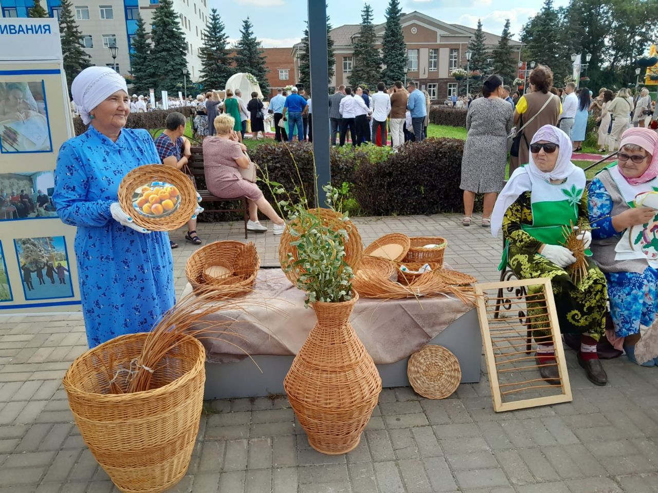 Члены клуба «Рукодельница» провели мастер-класс на центральной площади Нурлата