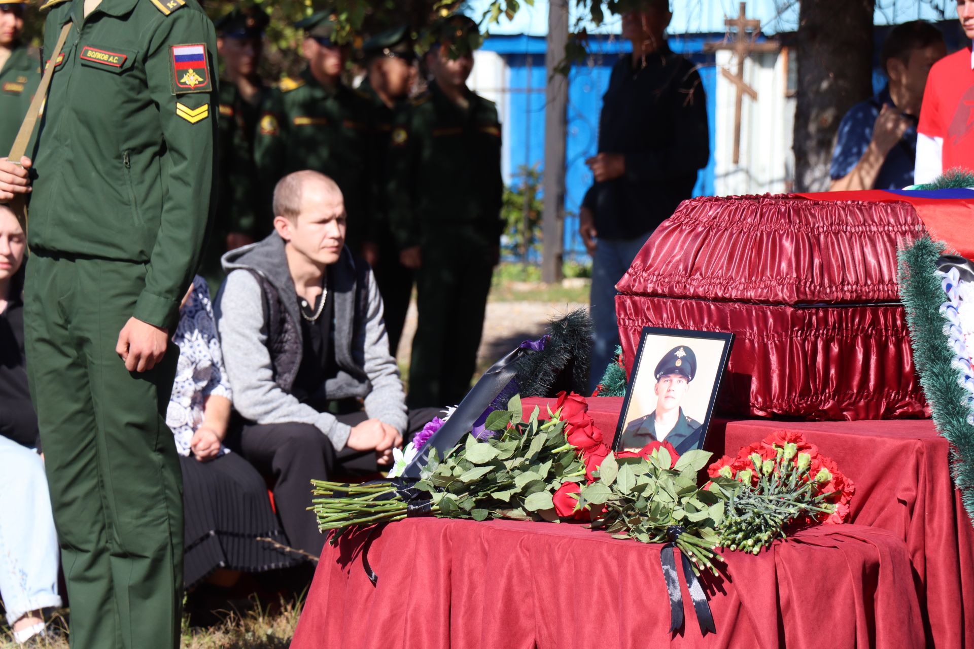 В селе Тюрнясево Нурлатского района проводили в последний путь Енилина Александра Владимировича