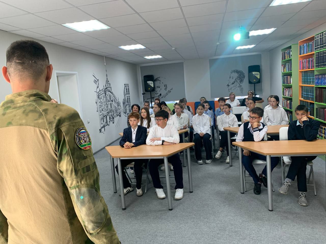 В центральной библиотеке Нурлата состоялась встреча школьников с участником СВО