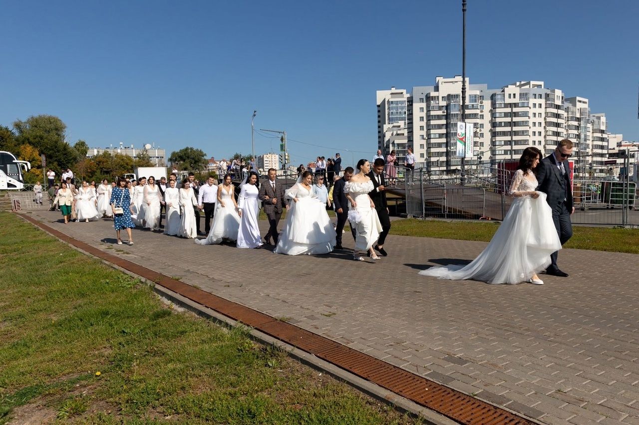 Свадебный марафон в Казани: 45 пар зарегистрировали брак в День Республики Татарстан!