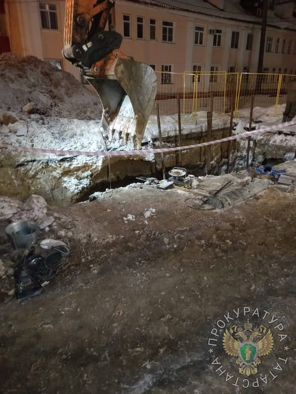 В Казани во время ремонта водопровода рабочих завалило землей