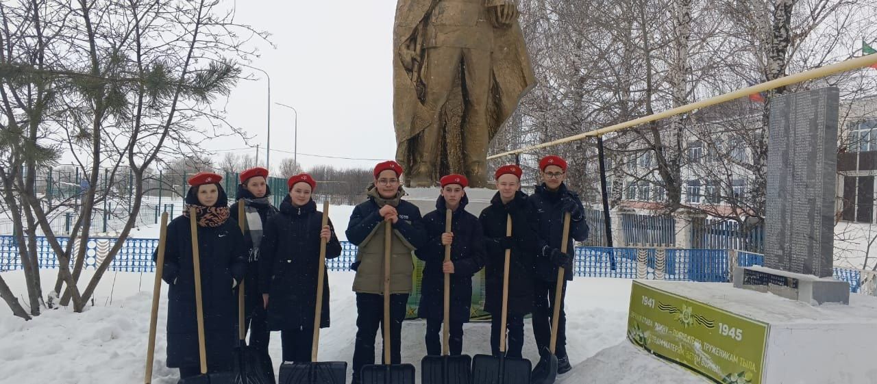 Егоркинские юнармейцы очистили от снега территорию около памятника