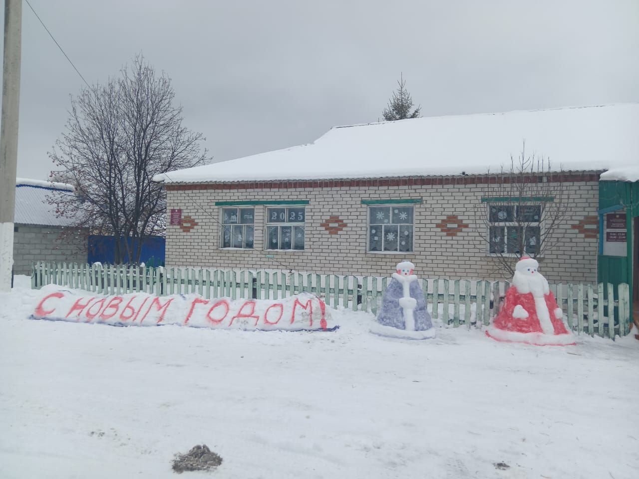 Возле Зареченского клуба гостей новогоднего бал-маскарада встречали снежные фигуры