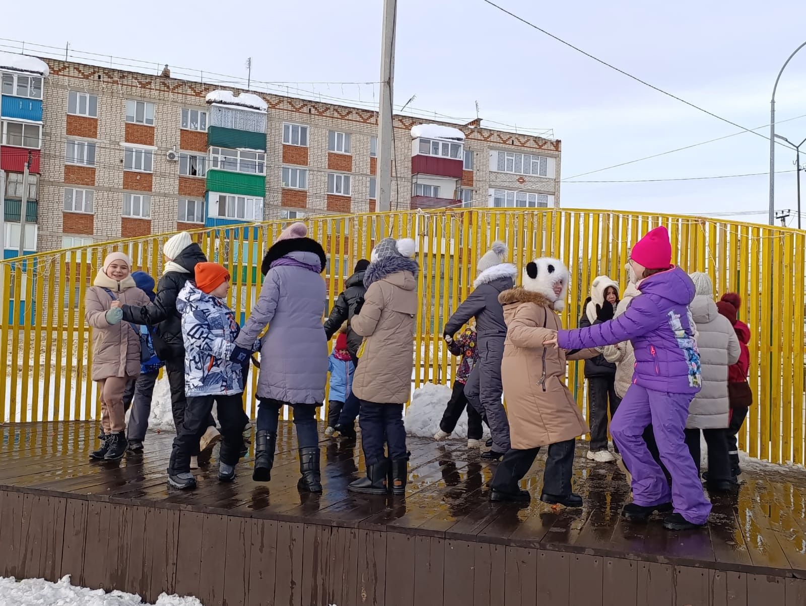 Сотрудники Дома Дружбы народов провели развлекательную программу «Снежная карусель»