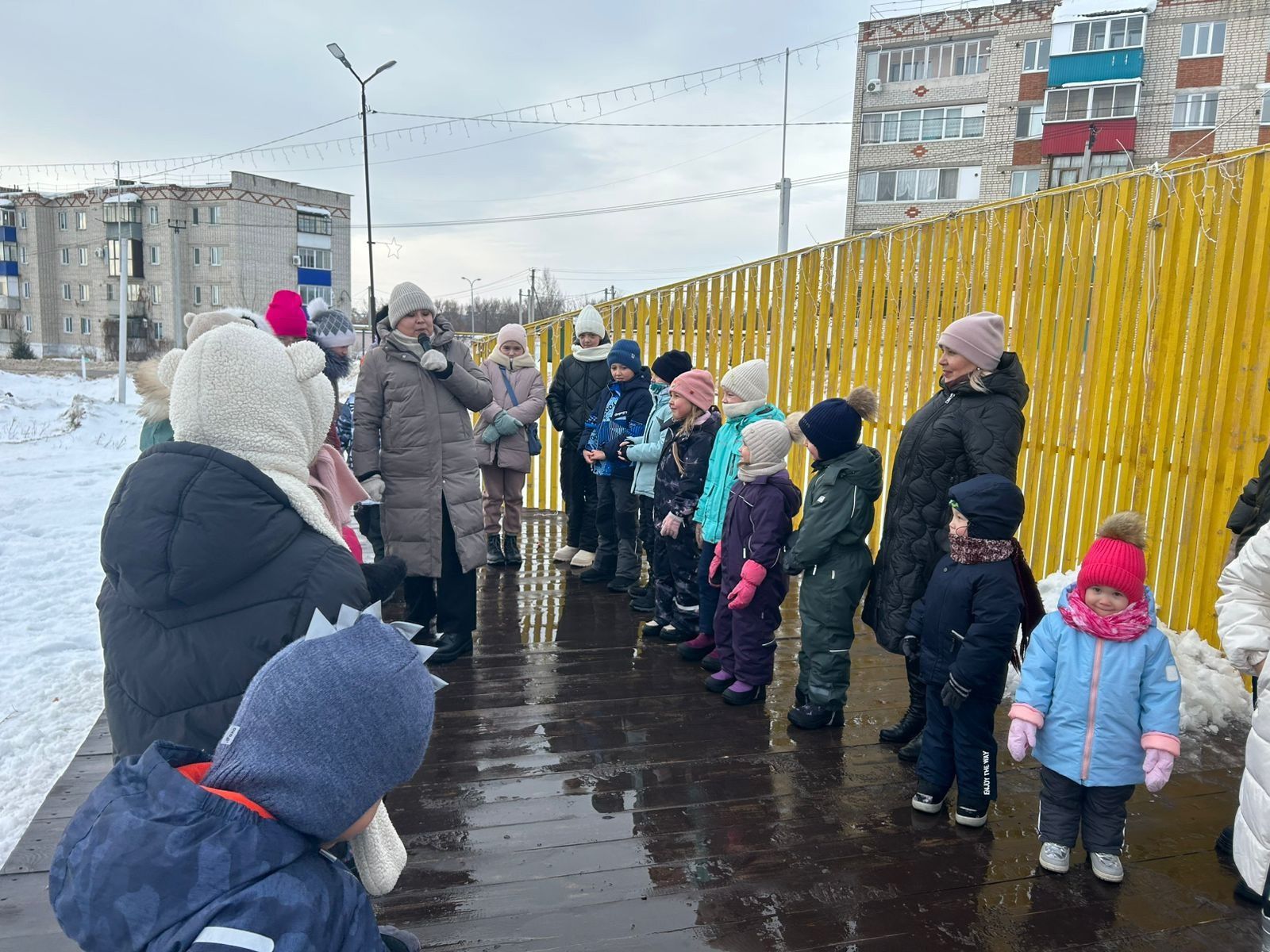 Сотрудники Дома Дружбы народов провели развлекательную программу «Снежная карусель»