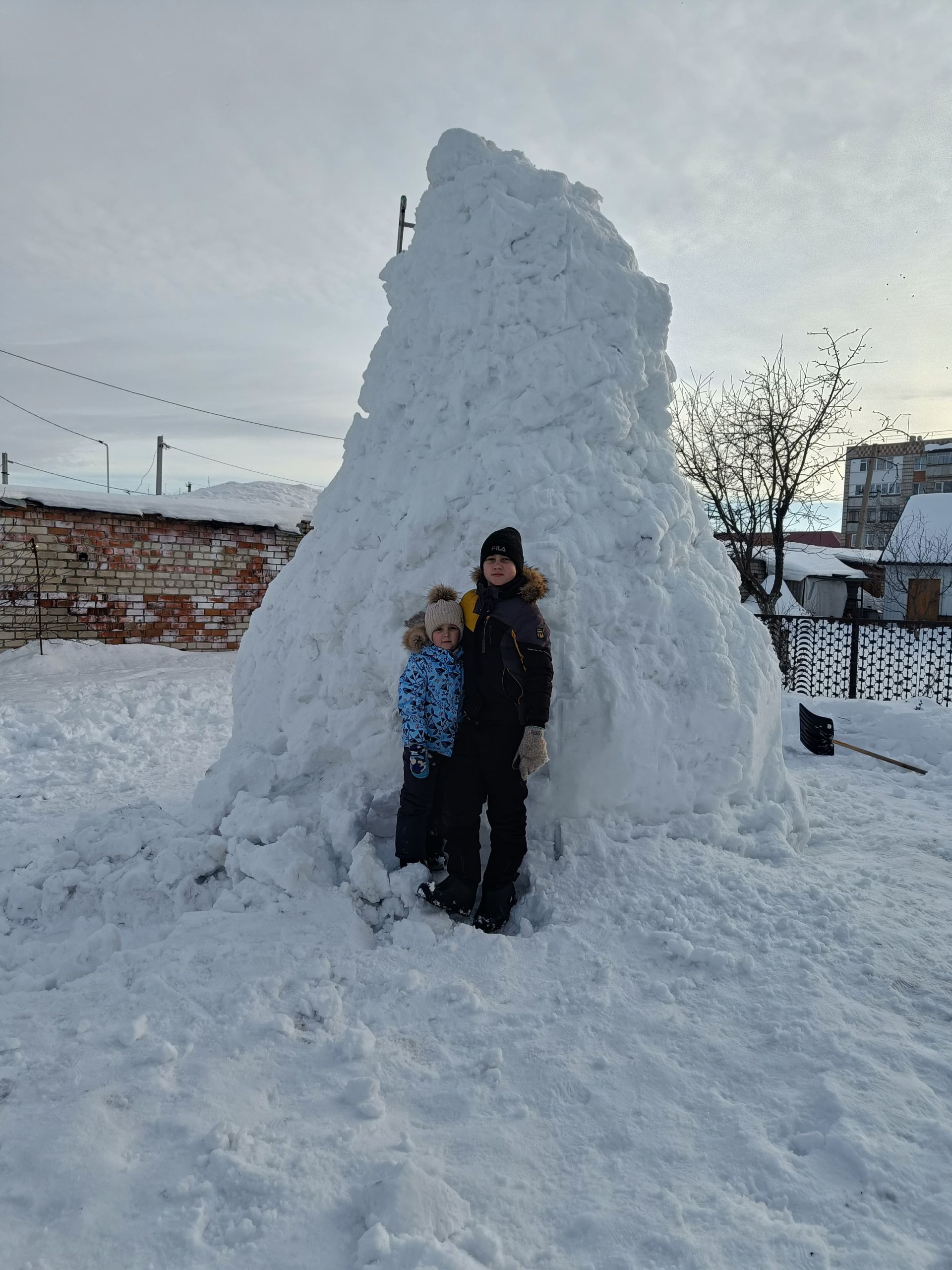 Смирновы из Нурлата слепили гигантского снеговика