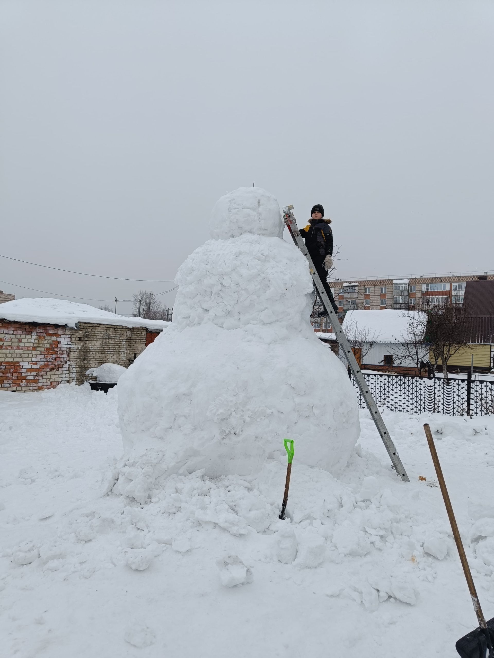 Смирновы из Нурлата слепили гигантского снеговика