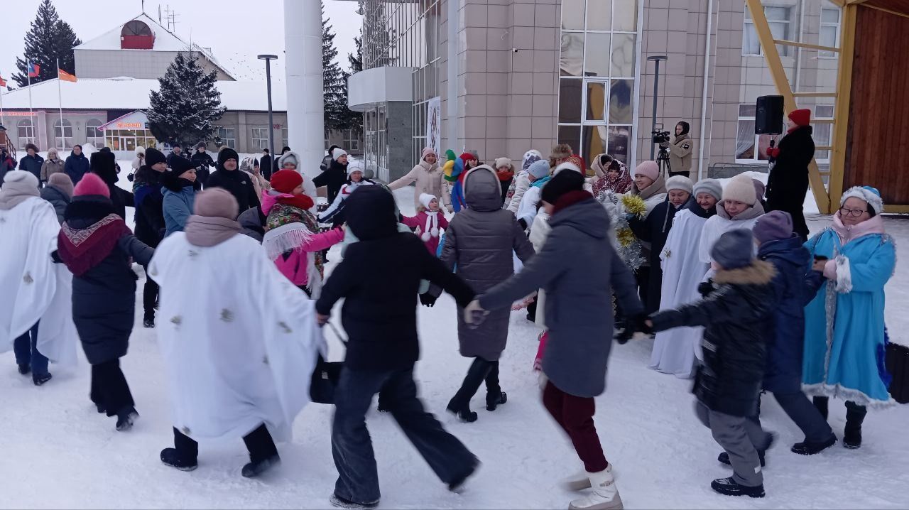 В сквере «Театральный» нурлатцы отметили Рождество Христово