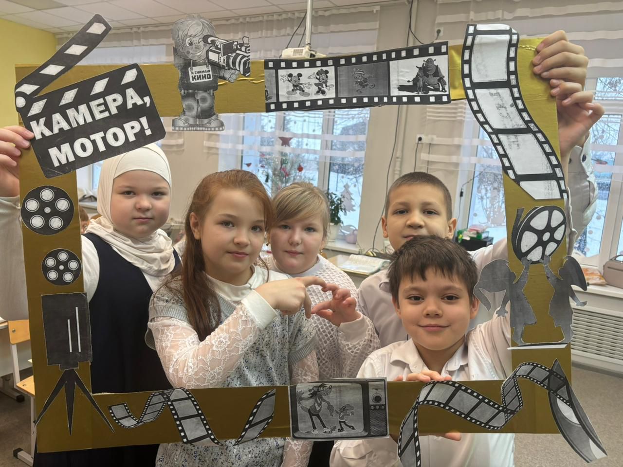 В городской школе №1 ко Дню детского кино сделали тематическую фотозону