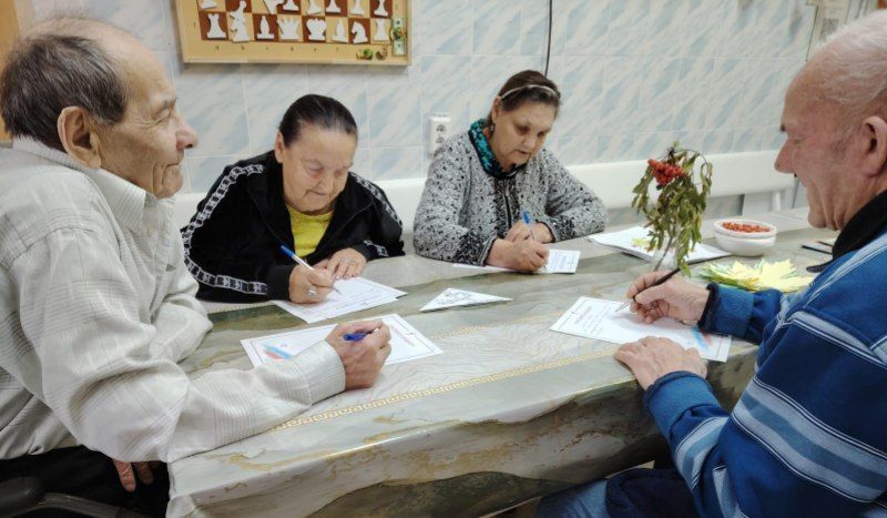 Жители Нурлатского дома-интерната поддержали бойцов теплыми письмами