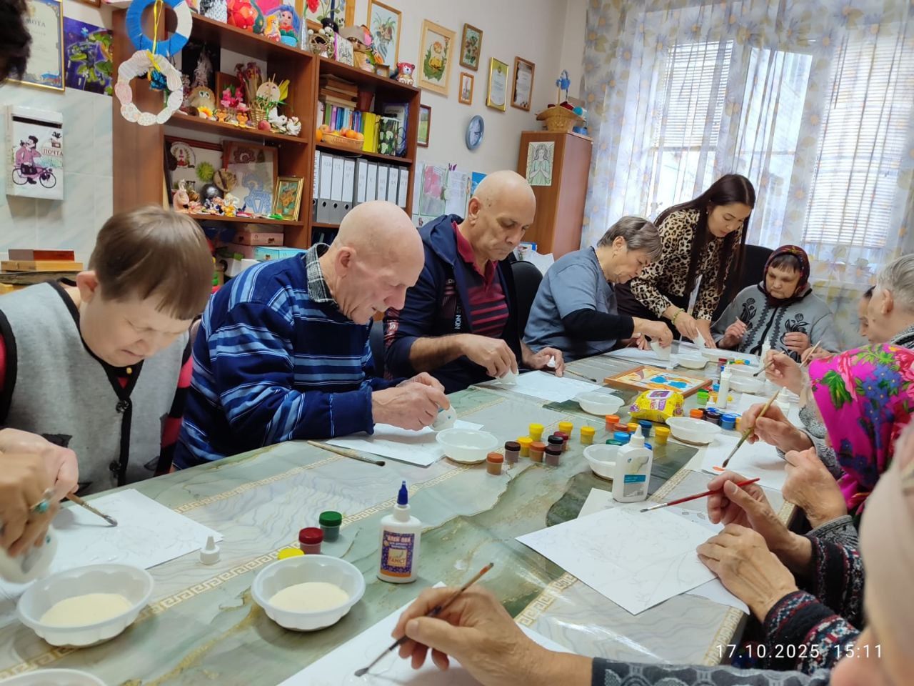 Рисуя добро: в Нурлатском доме-интернате прошёл мастер-класс по рисованию манкой