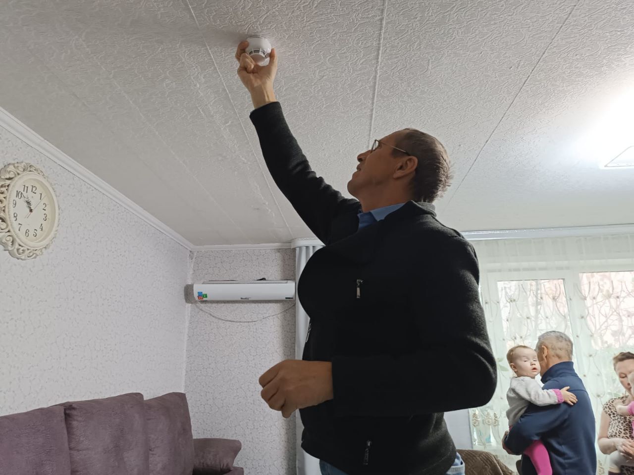 В Нурлате продолжается установка автономных пожарных извещателей в семьях
