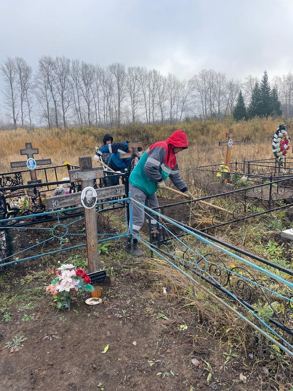 Сотрудники и подопечные нурлатского дома-интерната привели в порядок городские кладбища