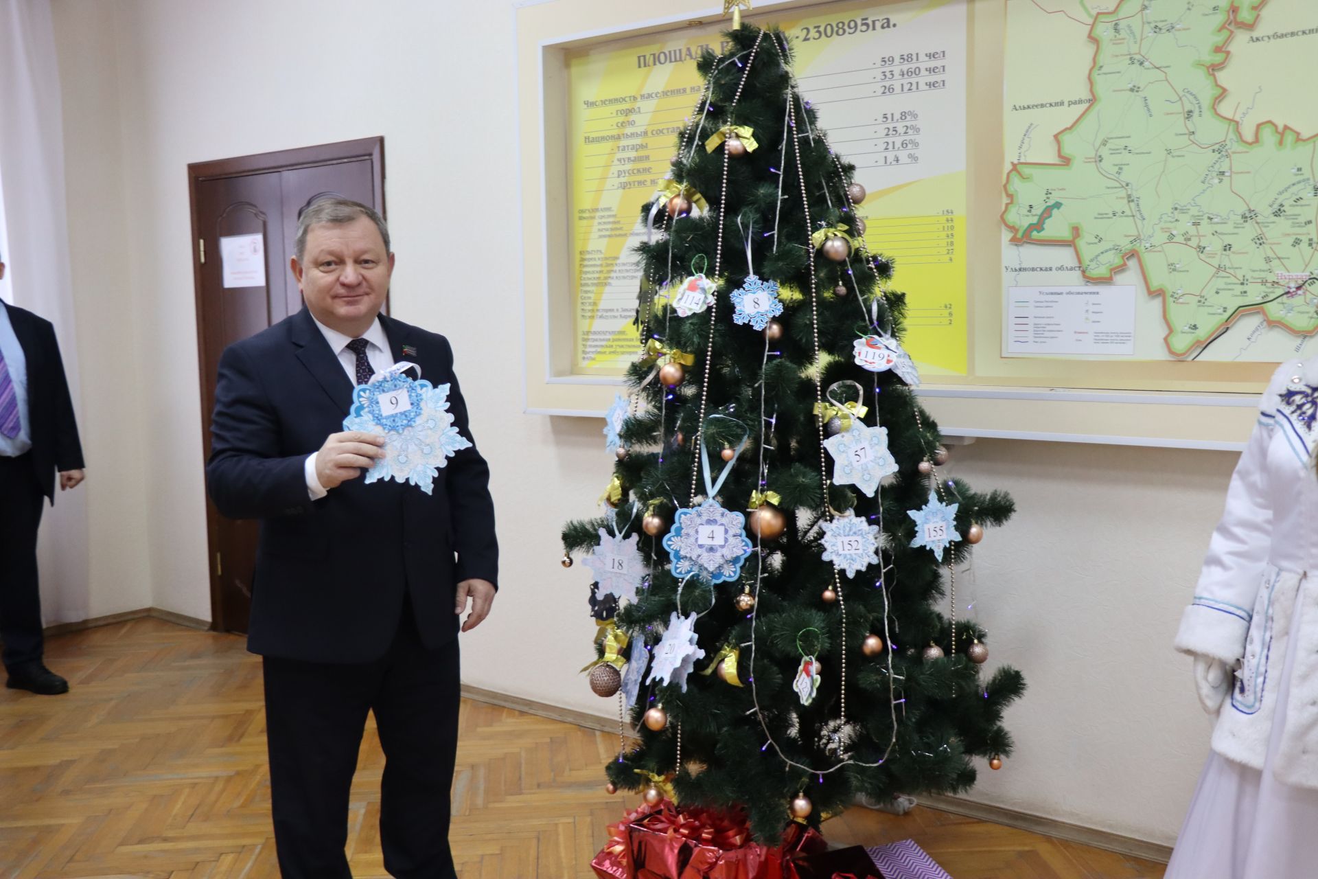 Дамир Ишкинеев первым снял снежинки с пожеланиями с «Елки желаний»