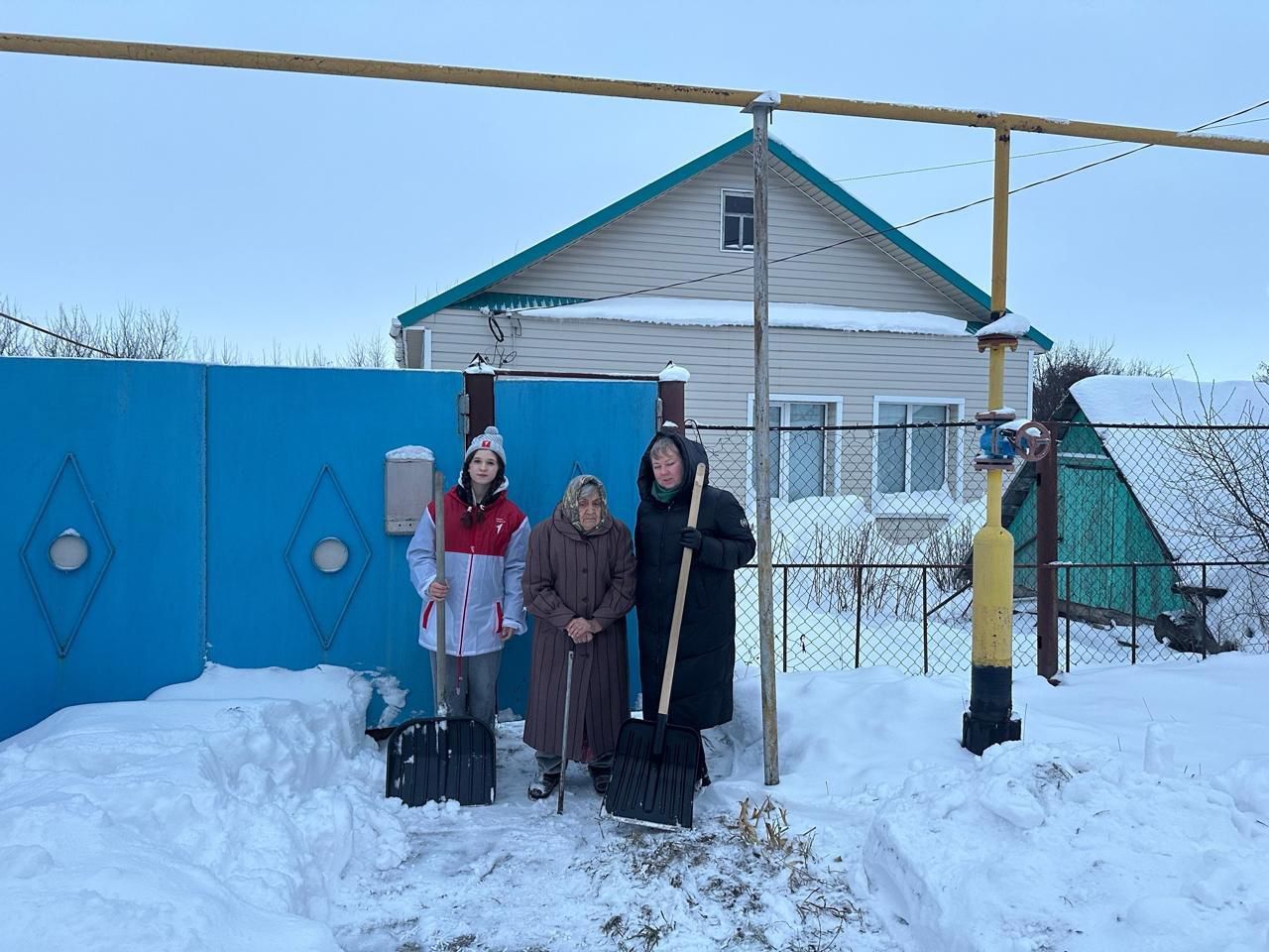 «Снежный десант» в действии: молодёжь помогает нурлатским пенсионерам