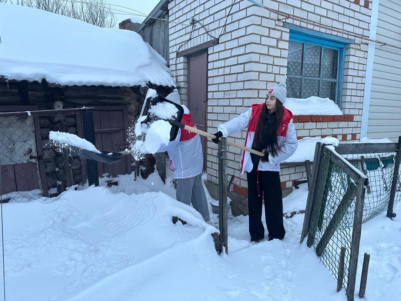 «Снежный десант» в действии: молодёжь помогает нурлатским пенсионерам