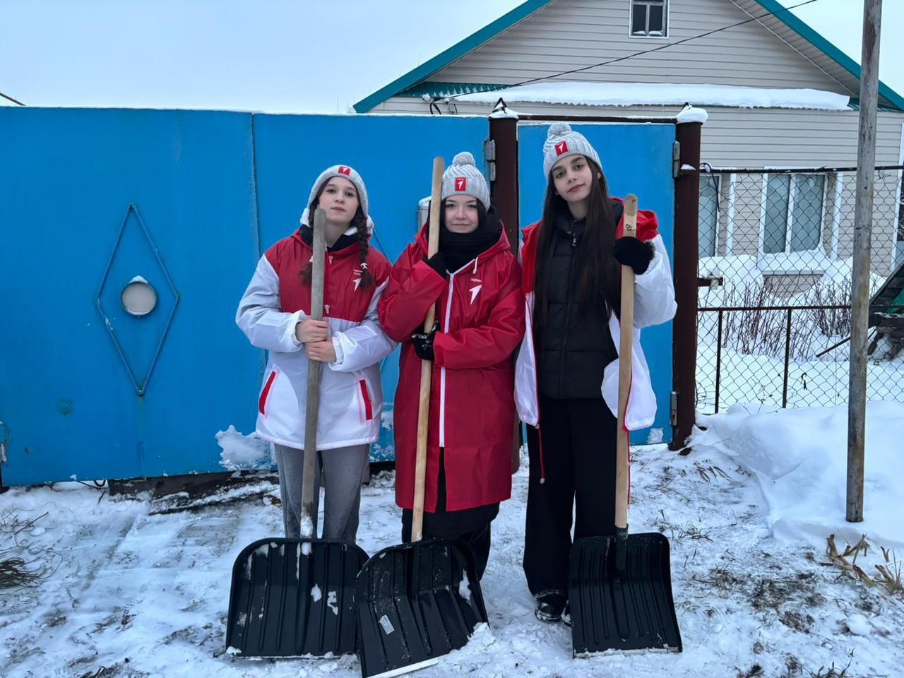 «Снежный десант» в действии: молодёжь помогает нурлатским пенсионерам