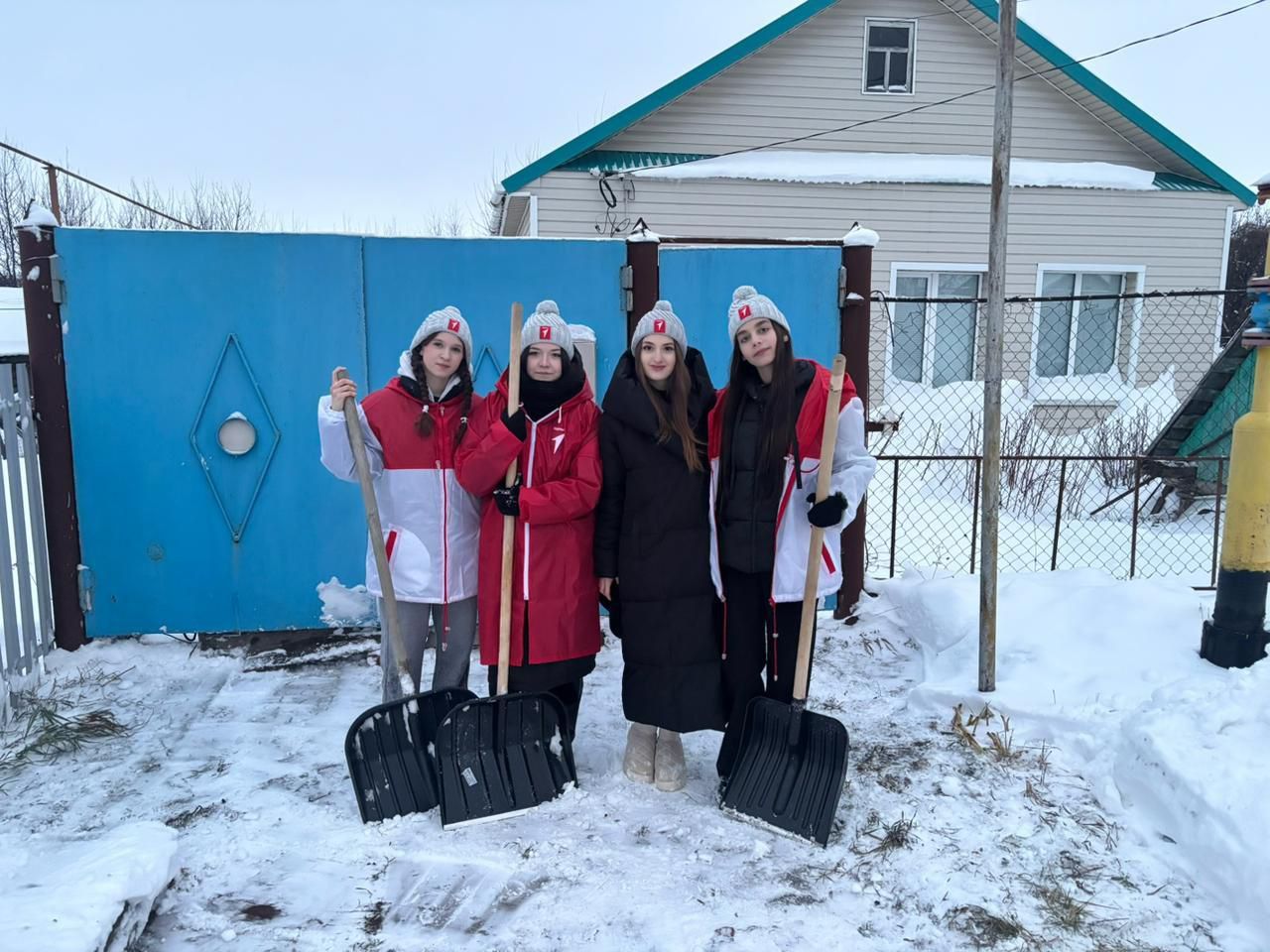 «Снежный десант» в действии: молодёжь помогает нурлатским пенсионерам