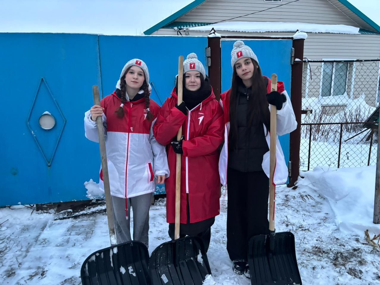«Снежный десант» в действии: молодёжь помогает нурлатским пенсионерам