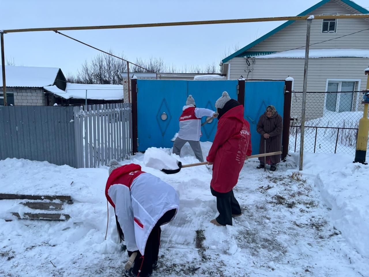 «Снежный десант» в действии: молодёжь помогает нурлатским пенсионерам