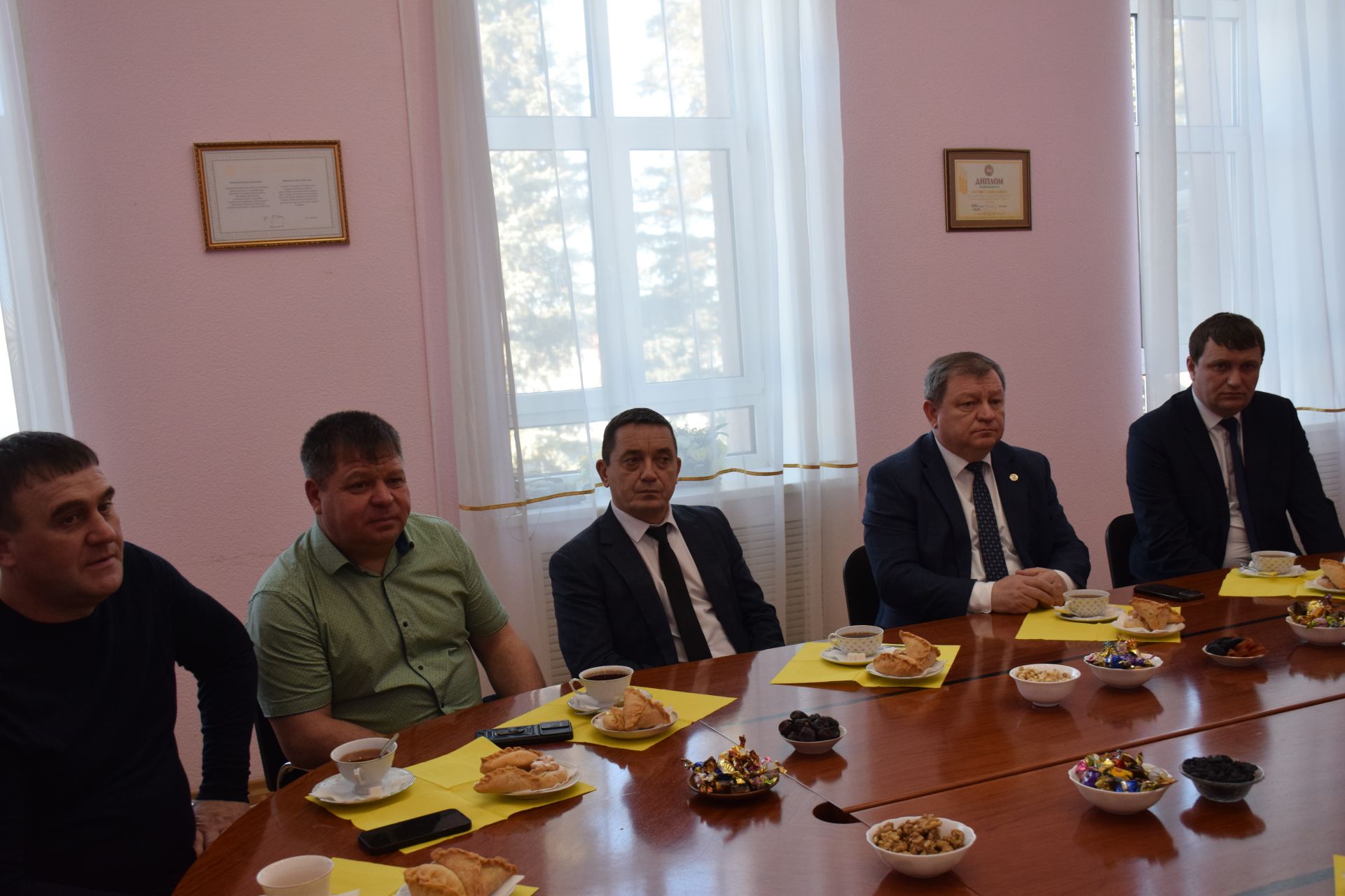 Глава Нурлатского района Дамир Ишкинеев встретился с бойцами СВО, прибывшими в краткосрочный отпуск