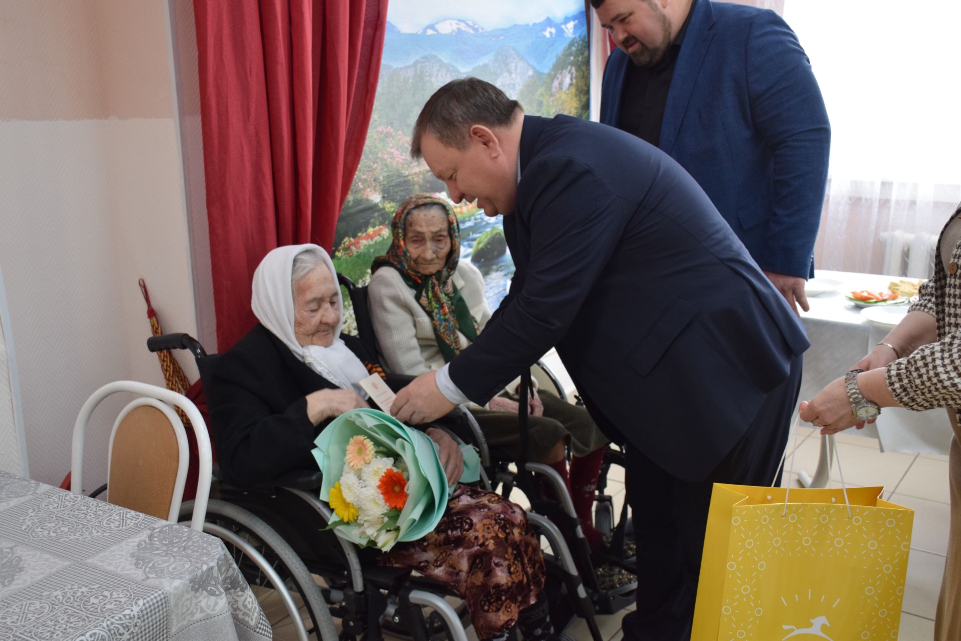 В Нурлате 101-летней труженице тыла вручили медаль к 80-летию Победы