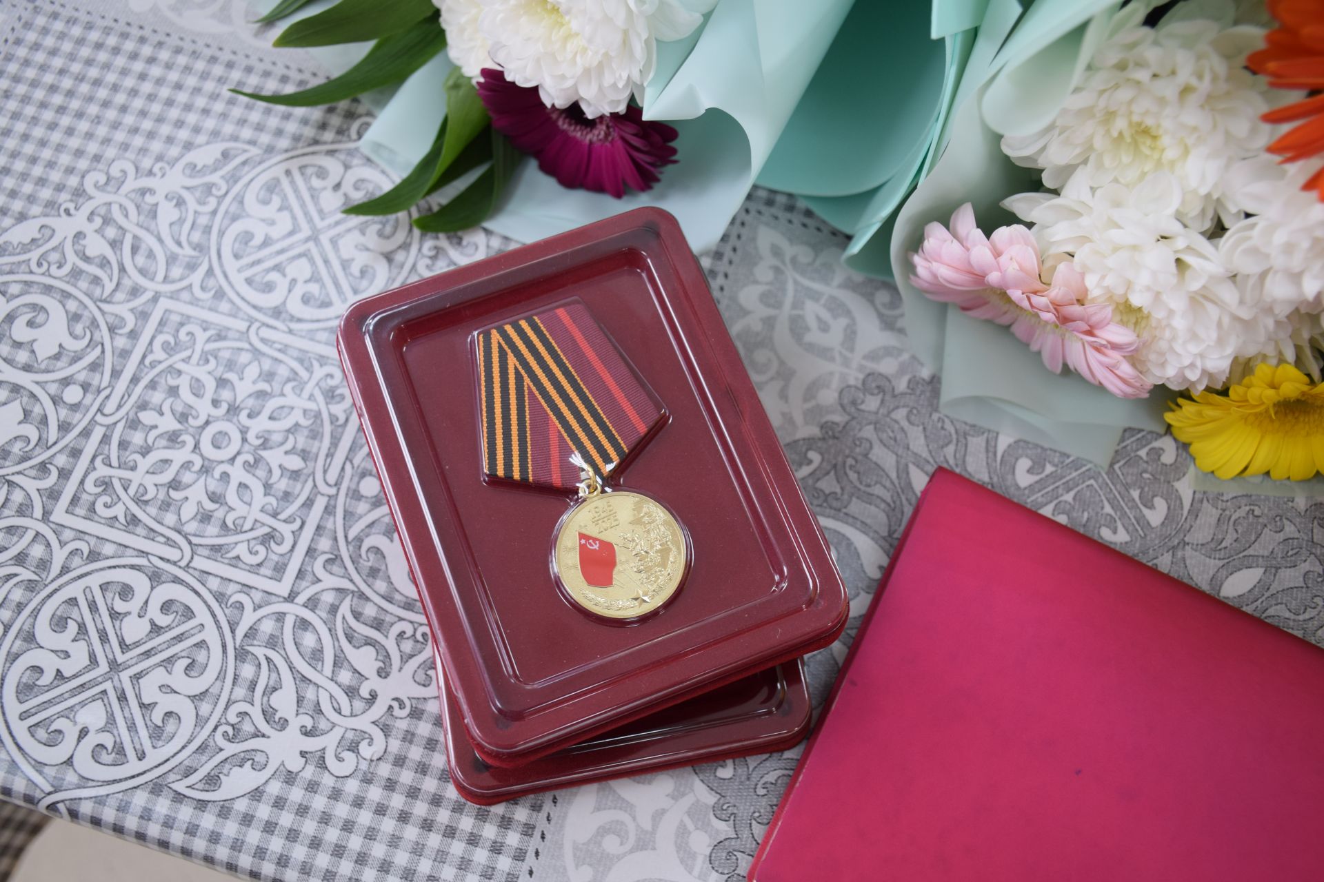 В Нурлате 101-летней труженице тыла вручили медаль к 80-летию Победы