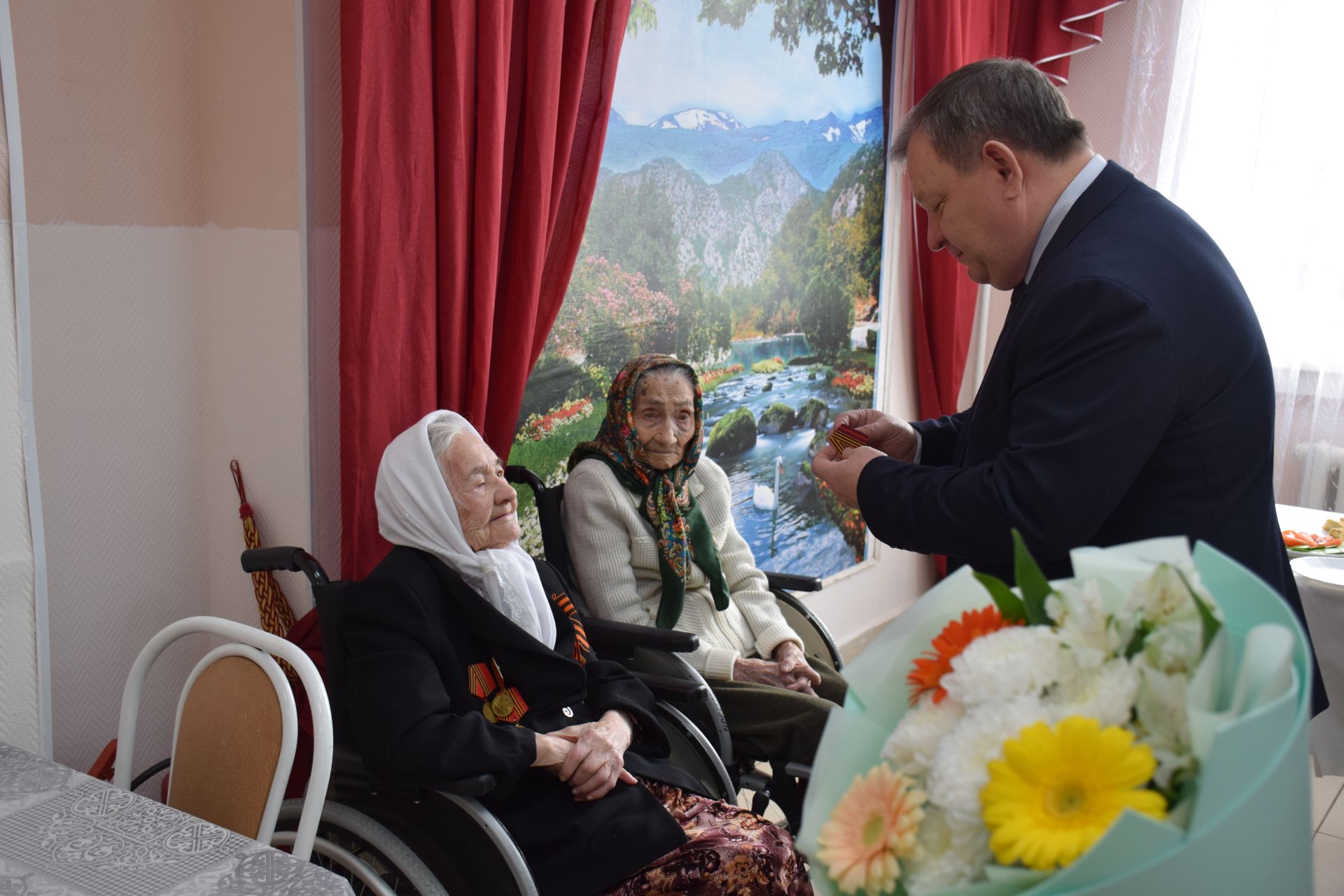 В Нурлате 101-летней труженице тыла вручили медаль к 80-летию Победы