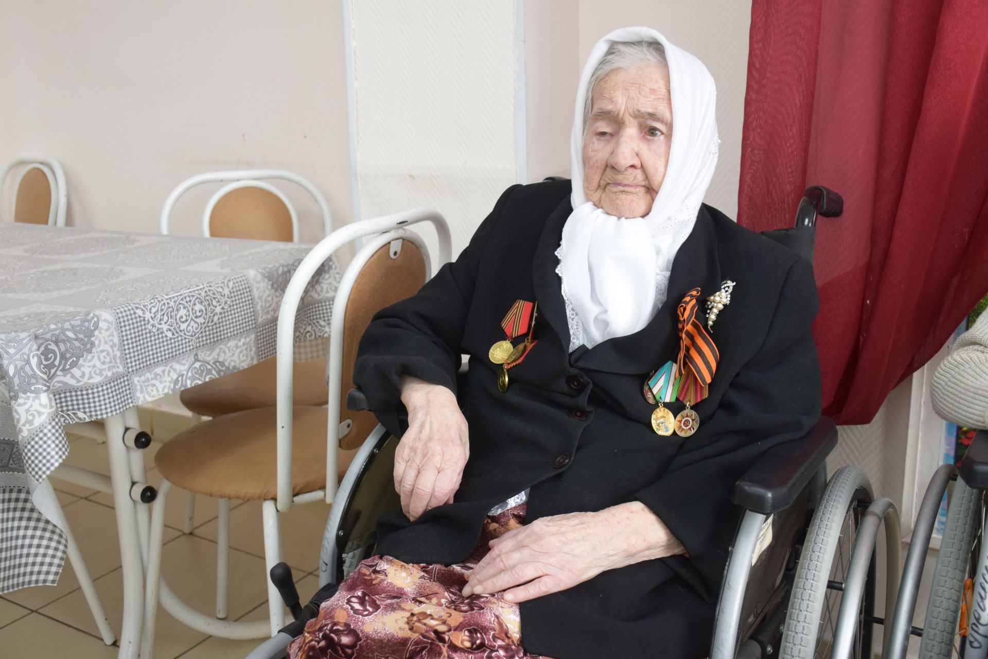 В Нурлате 101-летней труженице тыла вручили медаль к 80-летию Победы