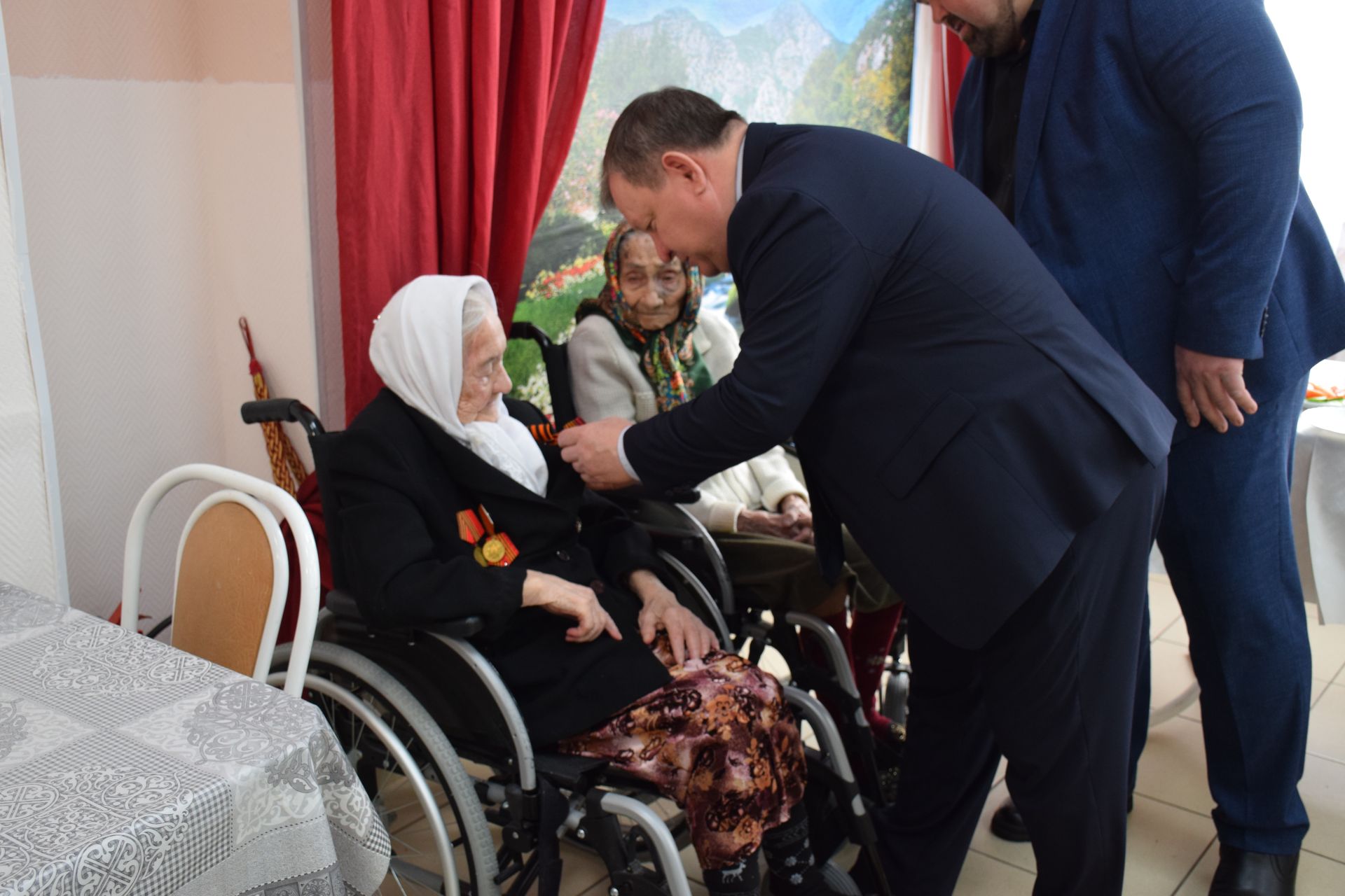 В Нурлате 101-летней труженице тыла вручили медаль к 80-летию Победы