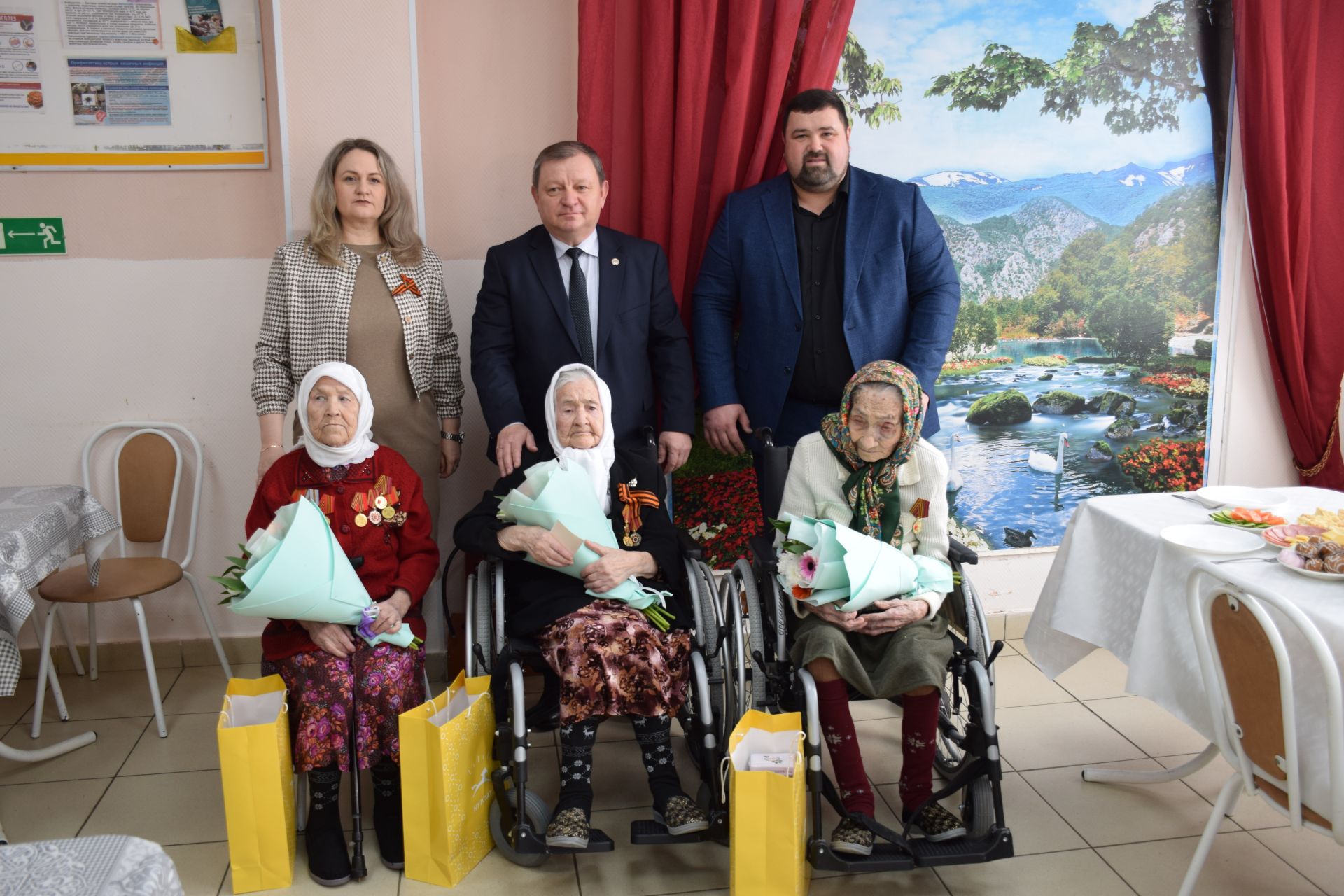 В Нурлате 101-летней труженице тыла вручили медаль к 80-летию Победы